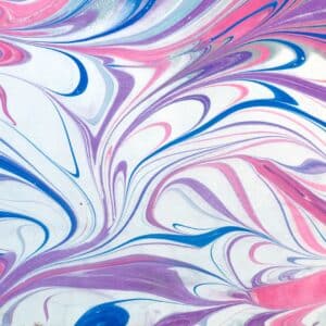 exemplo de papel marmorizado em azul e rosa
