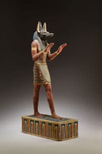 Estatueta de Anubis, deus com cabeça de chacal - Met Museum