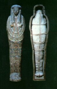 Mumia egipcia em sarcófago de madeira