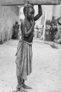 Fotografia de um menino escravo em Zanzibar, em 1890, National Maritime Museum, Greenwich, London, England, Michael Graham-Stewart collection.