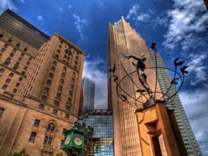 Monumento ao Multiculturalismo por Francesco Perilli em Toronto, Ontário, Canadá. Quatro esculturas idênticas estão localizadas em Buffalo City, África do Sul; Changchun, China; Sarajevo, Bósnia e Sydney, Austrália.