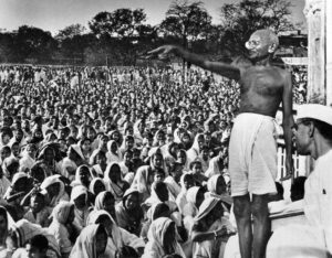 Gandhi -milhares de pessoas na marcha do sal