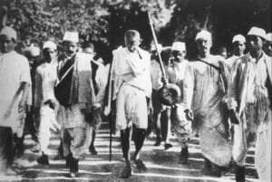 Mahatma Gandhi en la marcha de la sal