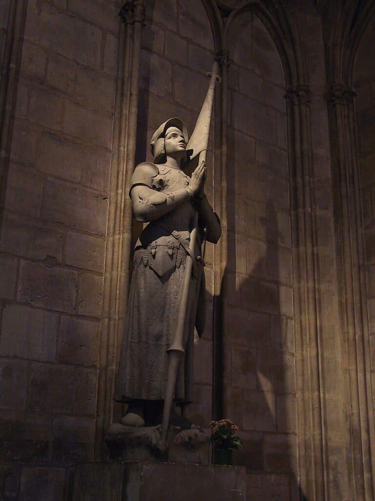 Estátua de Joana d'Arc na Catedral de Notre-Dame de Paris.