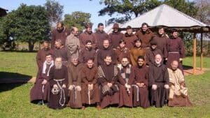 Frades capuchos no Paraguai, vestindo o hábito tradicional franciscano.