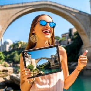 Turismo Cultural - turista com tablet