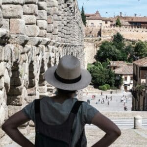 Uma turista a observar uma cidade histórica