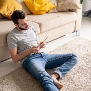 homem a olhar para fotografias digitais