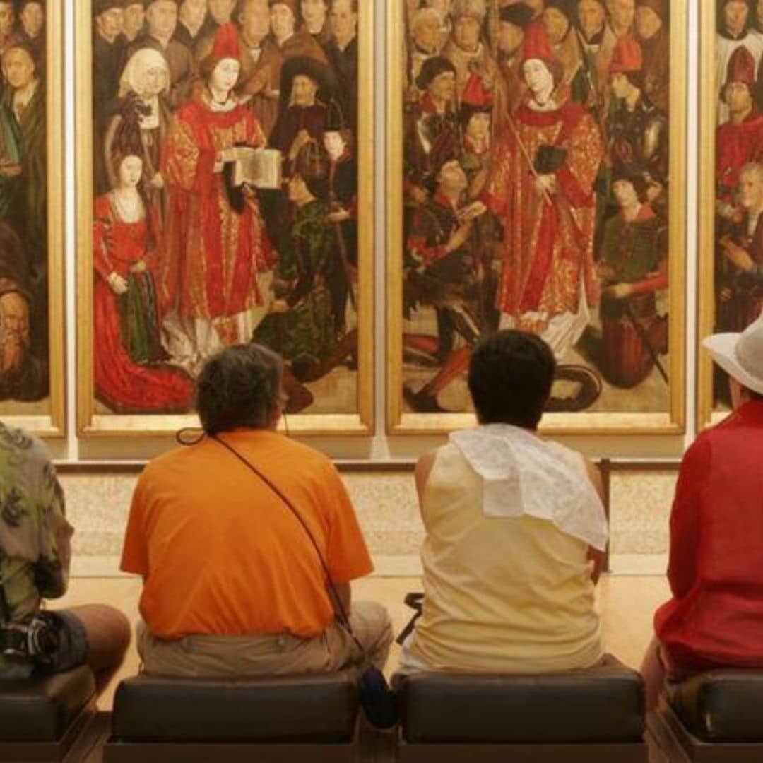 curso de curadoria de arte - pessoas olhando para os Painéis de São Vicente - Museu de Arte Antiga
