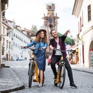 turistas de bicicleta numa cidade histórica