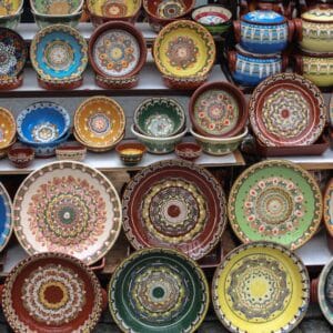 Pratos em Faiança como exemplo do que é cerâmica