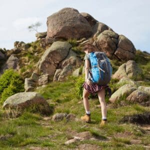 Turista subindo uma montanah