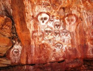 Pictografías conhecidas como Wandjina no desfiladeiro de Wunnumurra, río Barnett, Kimberley, Australia Ocidental