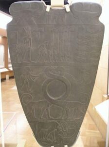 A paleta de Hieracômpolis apresenta o nome do soberano como Narmer (Nar de peixe e Mer de cinzel), nome pelo qual também ficou conhecido.
