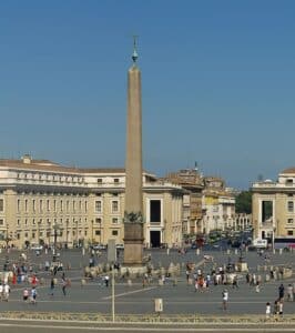 obelisco na Praça da Basilica São Pedro