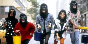 foto das guerrilla girls - ativistas feministas que se apresentam com máscara de gorilas