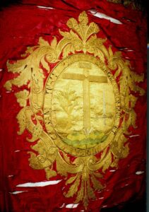 Pendão da Inquisição portuguesa com fundo vermelho