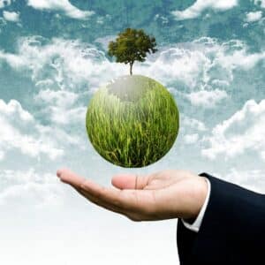 uma mão segura um globo verde