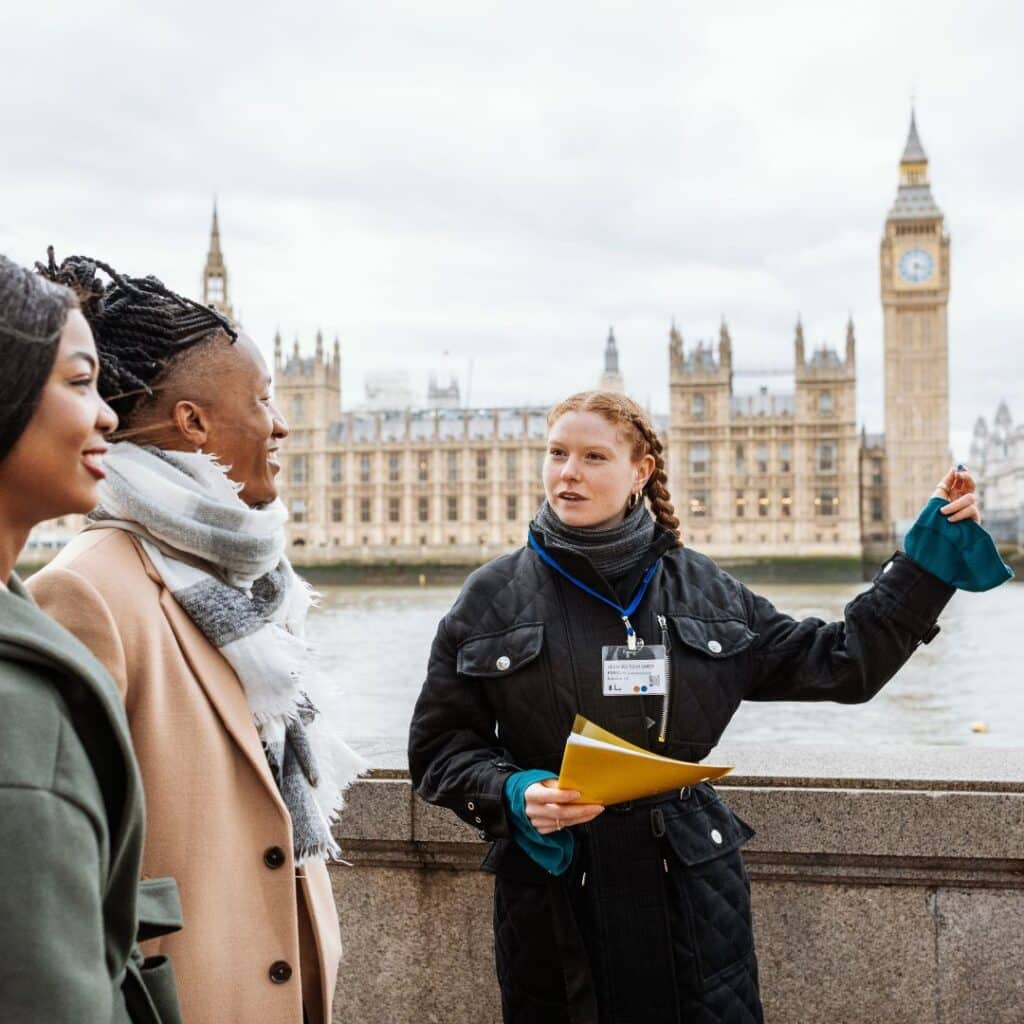 capa do curso de guia de interpretação mostrando uma guia turistica em Londres