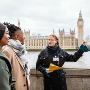 capa do curso de guia de interpretação mostrando uma guia turistica em Londres
