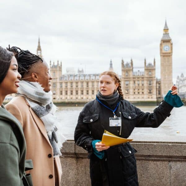capa do curso de guia de interpretação mostrando uma guia turistica em Londres