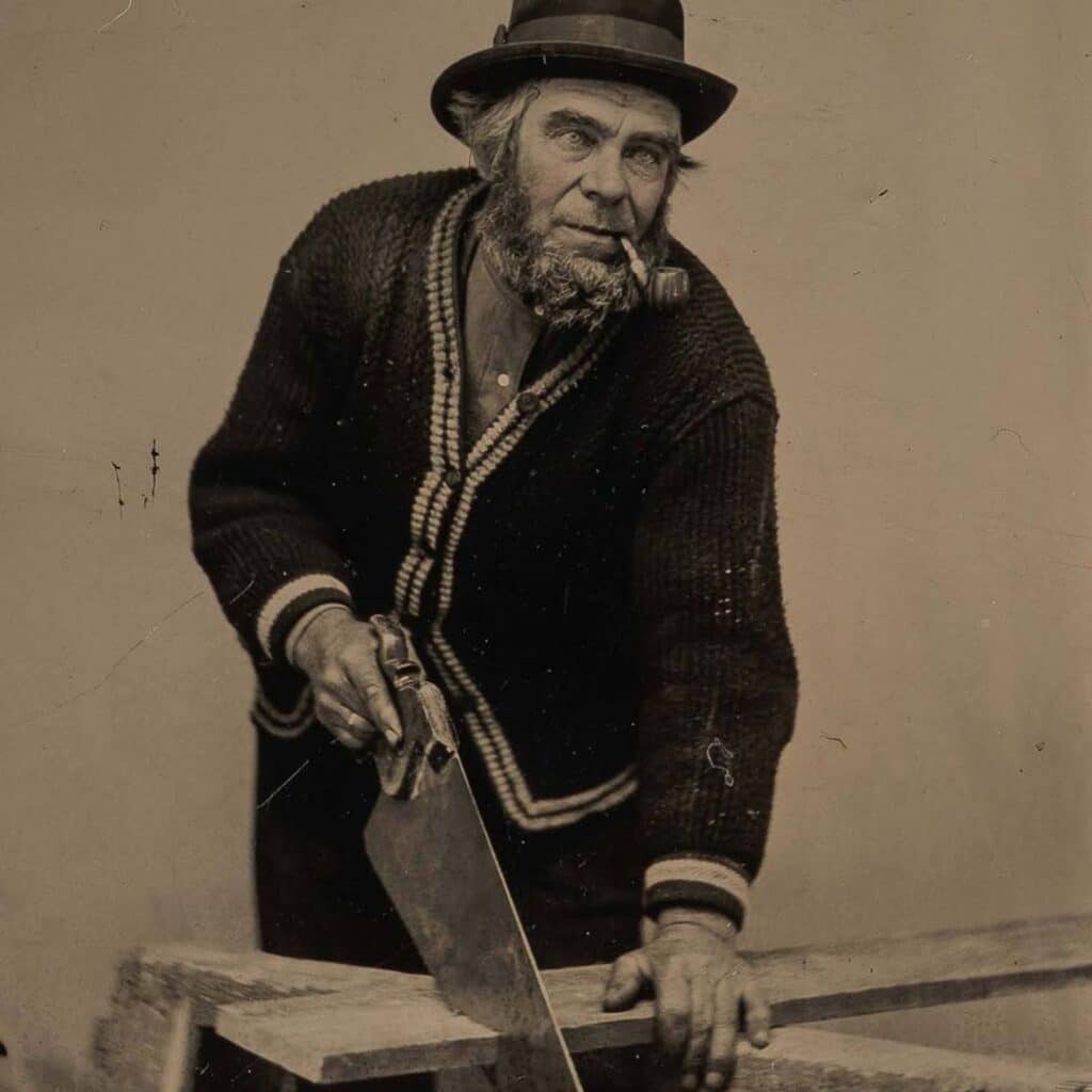 foto de homem a serrar madeira capara ebook sobre genealogia