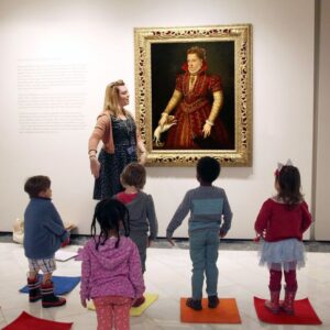 educadora com crianças num museu