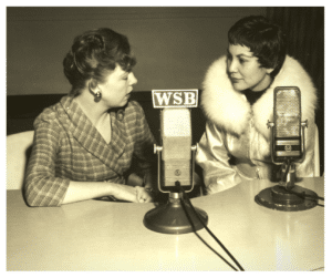 duas mulheres numa entrevista nos anos de 1960