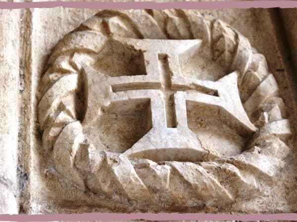 escudo de Portugal com cruz de Cristo e elementos vegetalistas